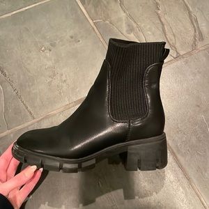 Stacked block heel and Soft ribbed knit for max comfort around the ankle! W6.5